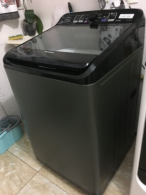 Panasonic F120B1 vista de frente com a tampa fechada em lavanderia de piso claro