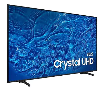 TV 4K Samsung Crystal BU8000 preta com dois pés de base e proteção de tela azul