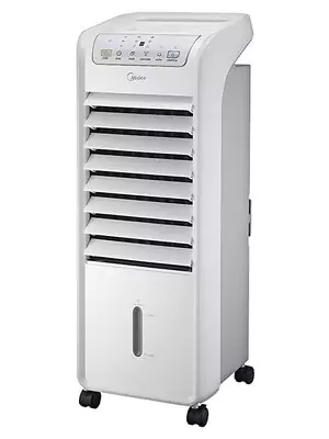 Climatizador de ar todo branco, com painel de controle cinza, aletas pequenas e horizontais e controle remoto