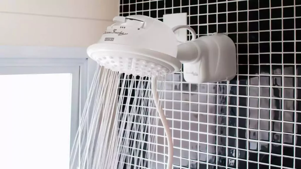 Imagem destaque do post sobre como usar chuveiro elétrico: Ducha multitemperaturas ligada