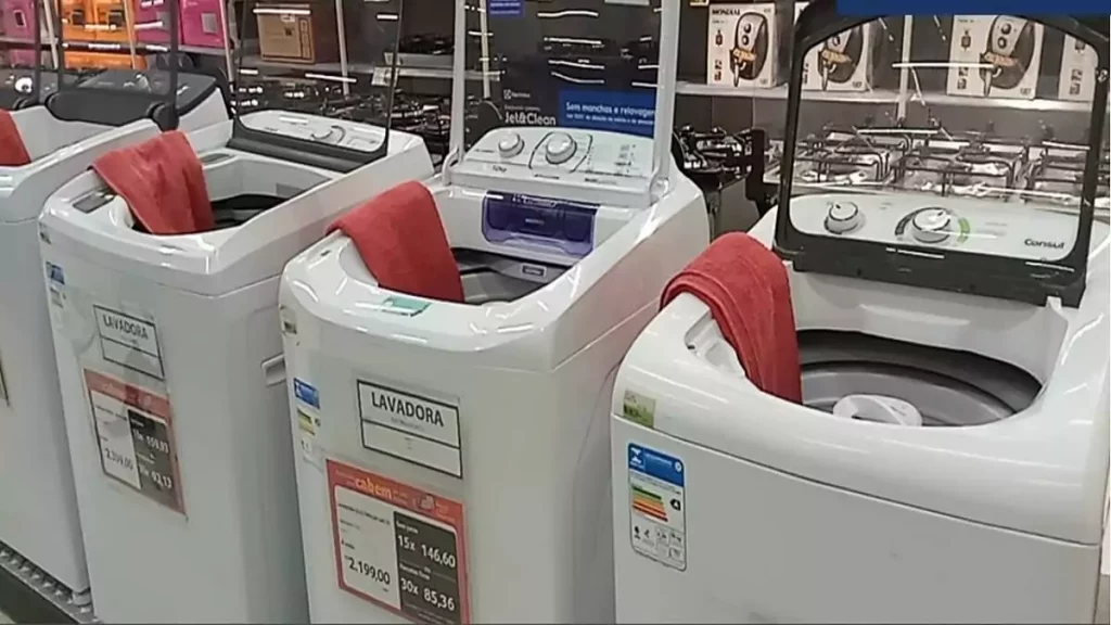 Abertura do post sobre como escolher máquina de lavar: Lavadoras em exposição em loja